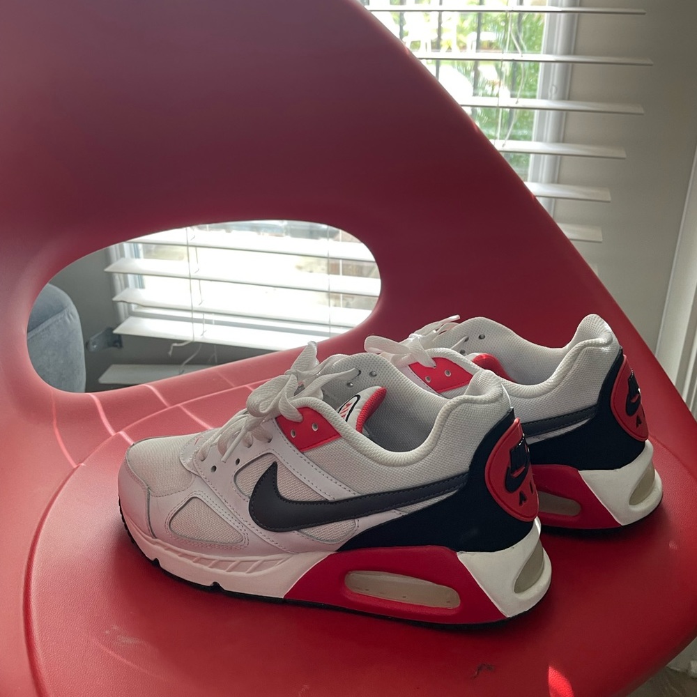 Nike Air Max Ivo size 8.5 men’s 10 women’s